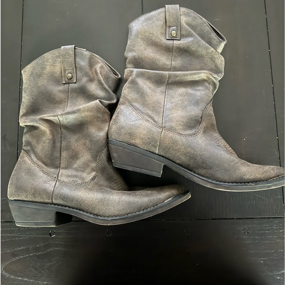 Cowboy boots - Picture 1 of 3